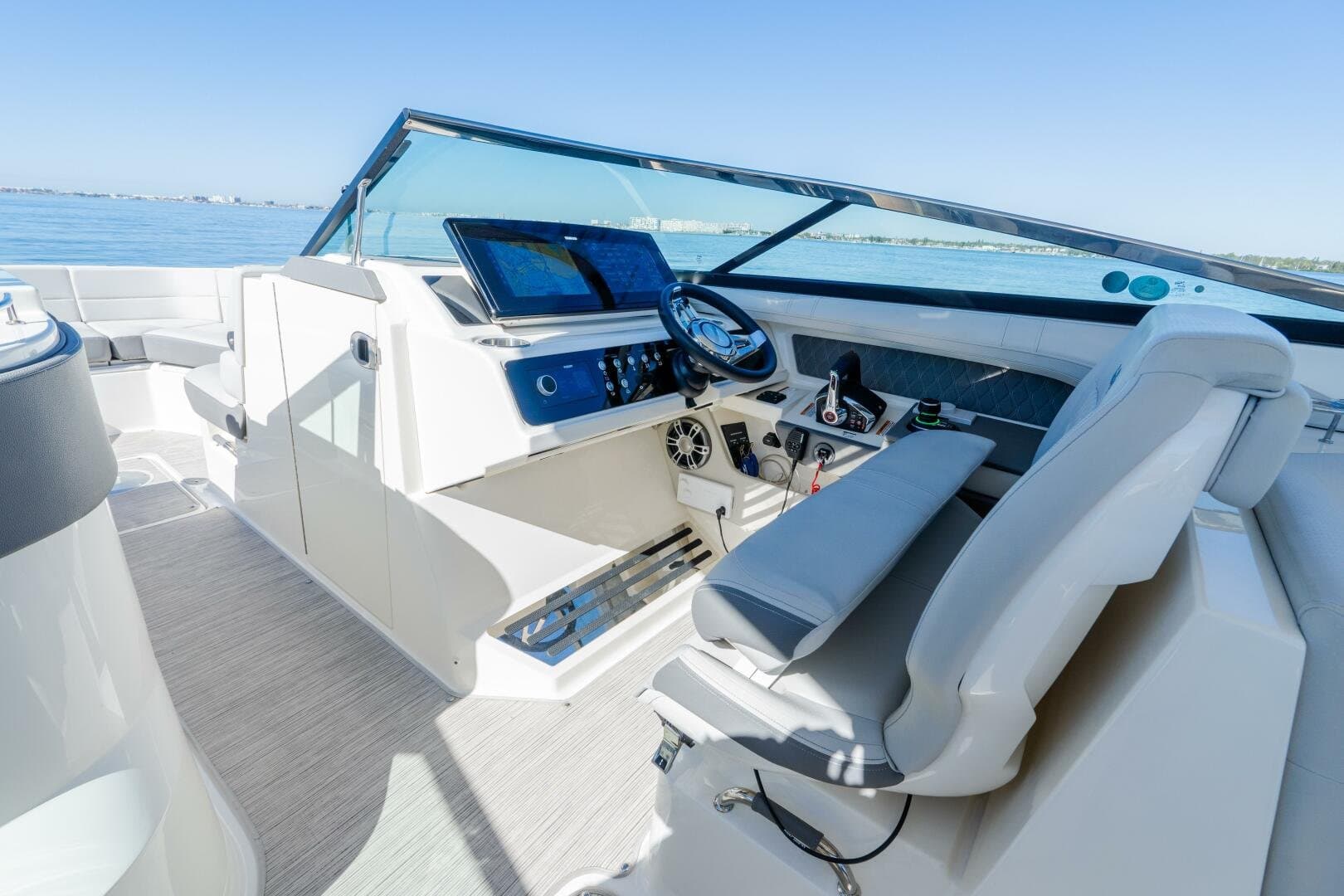 2023 Sea Ray 310 SLX OB