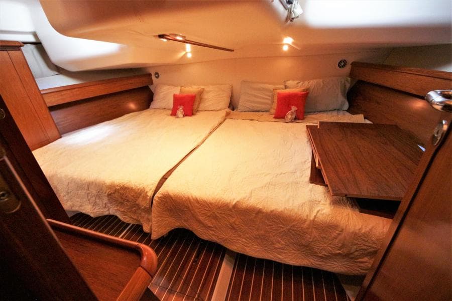 2008 Jeanneau 49 Deck Salon