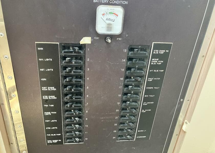 1996 Hatteras Cockpit Motoryacht