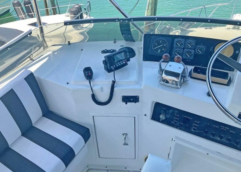 1996 Hatteras Cockpit Motoryacht