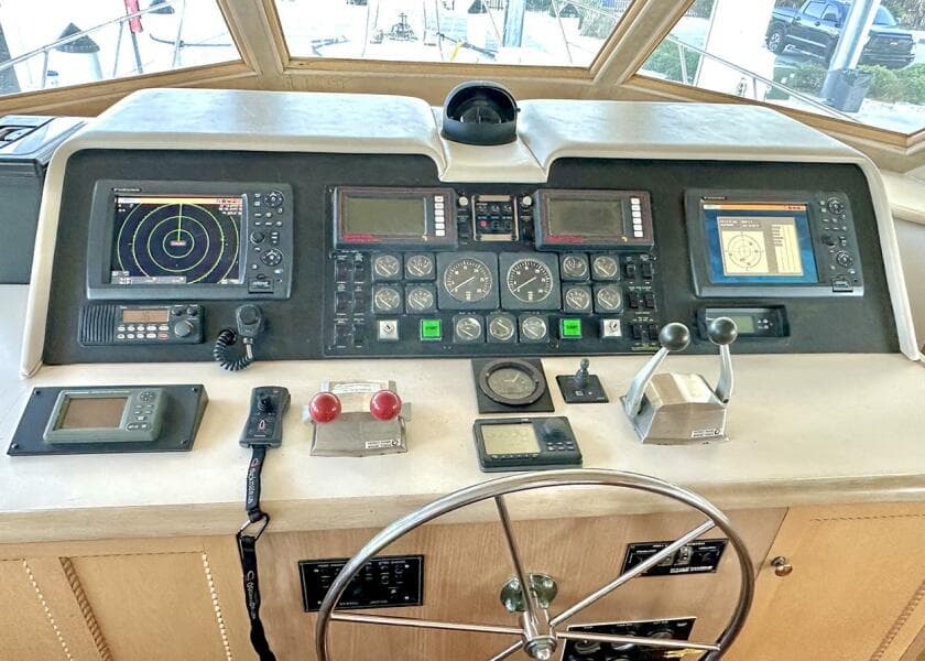 1994 Hatteras Cockpit Motoryacht