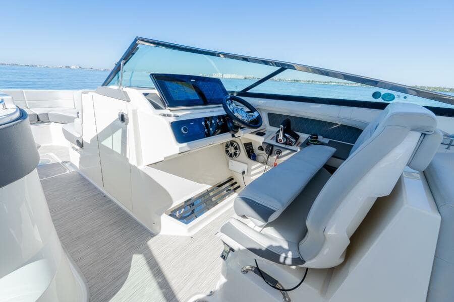 2023 Sea Ray 310 SLX OB