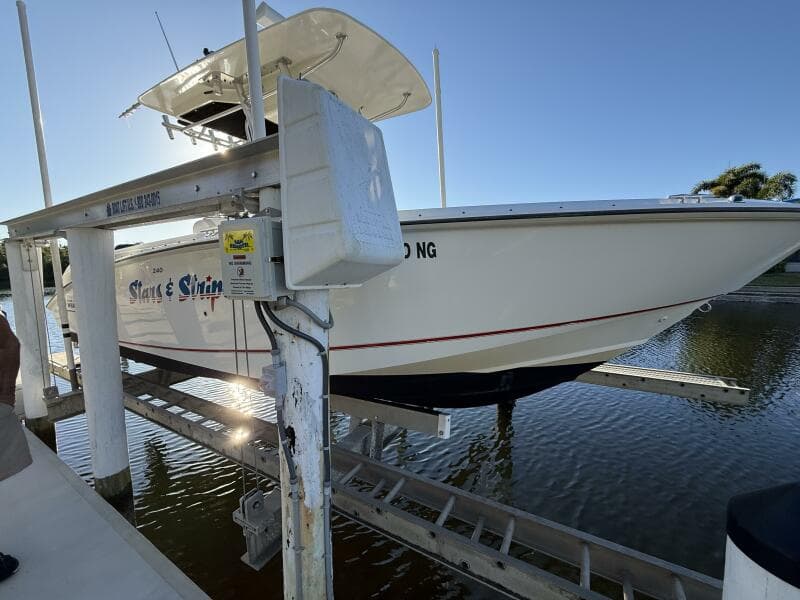 2006 Boston Whaler 240 Outrage